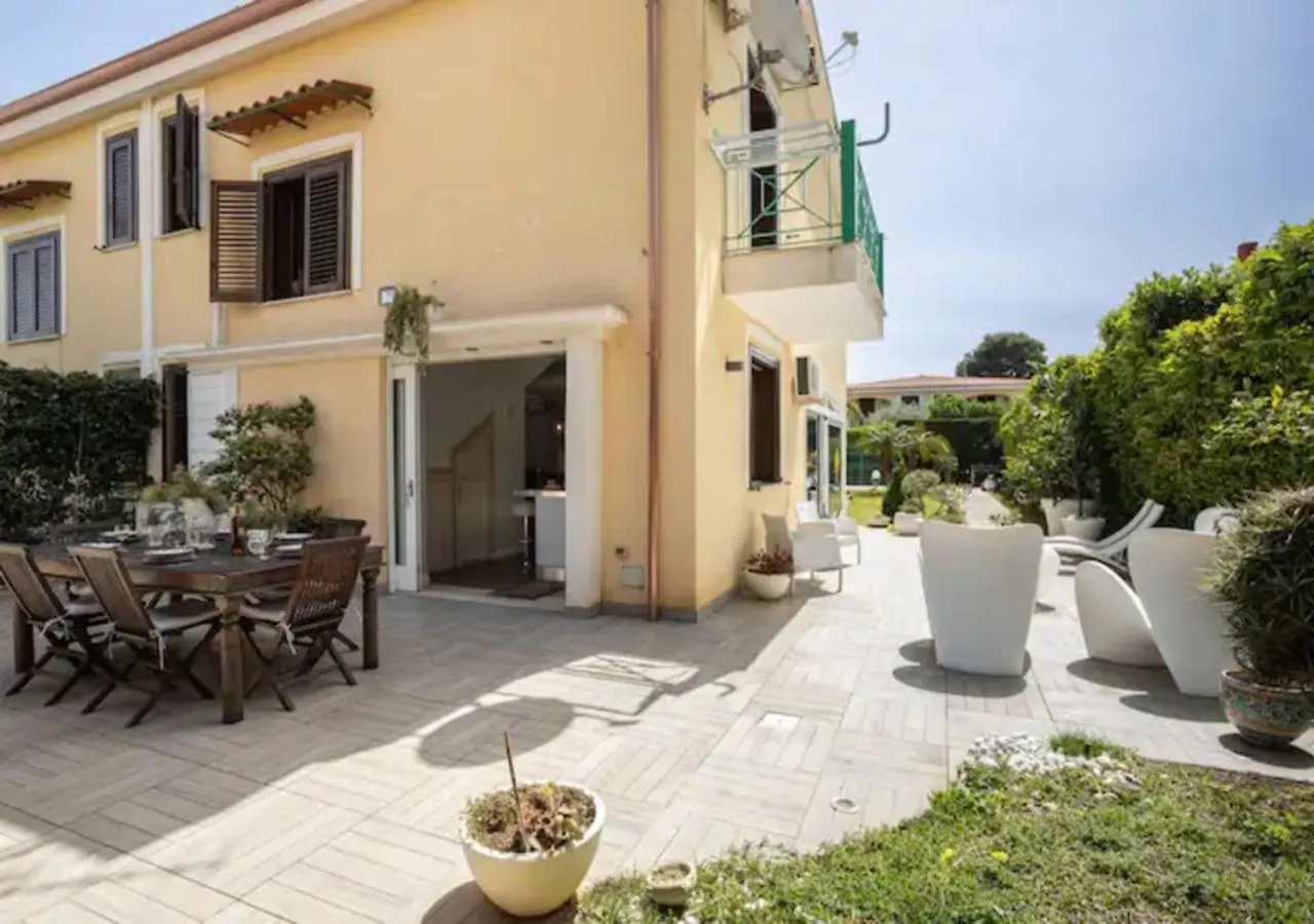 Seaside Villa Carini 0*,
